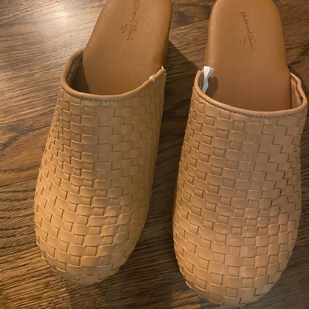 Universal Thread light tan clogs size 7.5